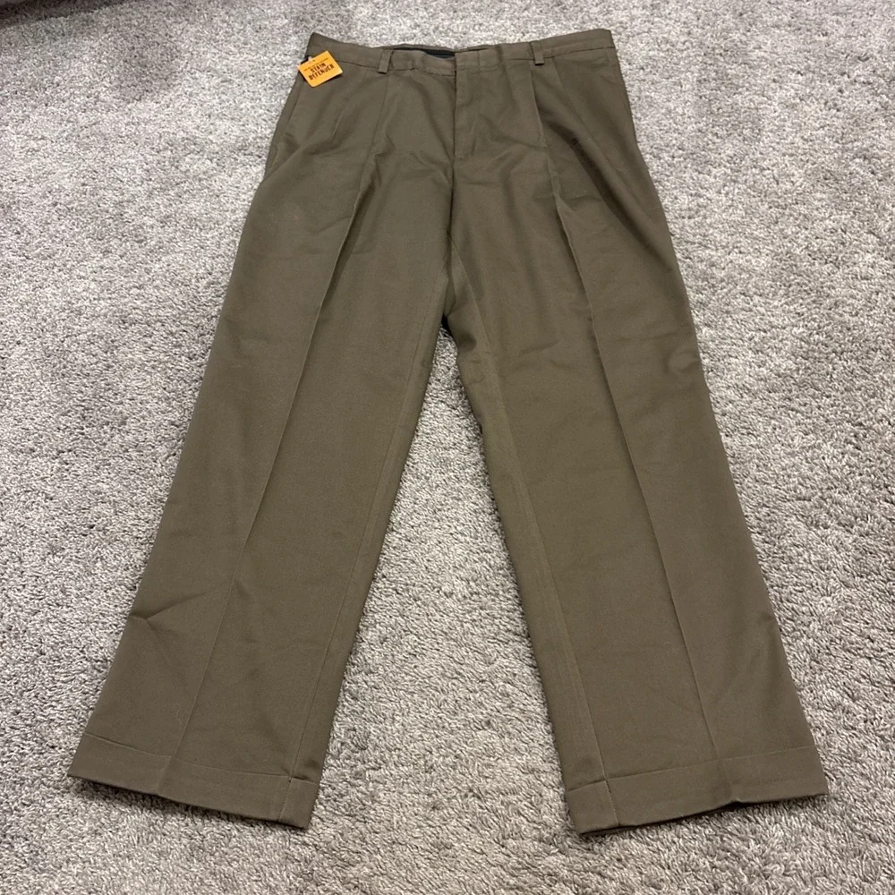 NEW DOCKERS GO KHAKIS Mens 36X32 Khaki Stain Defender Classic Fit Pleated Cuffed